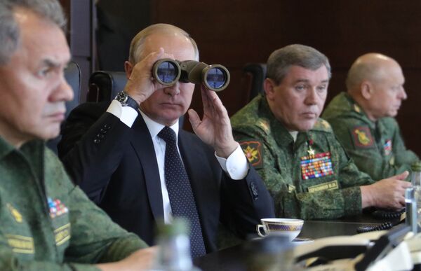 رئيس روسيا فلاديمير بوتين أثناء مراقبة أعمال القوات المسلحة الروسية والبيلاروسية - سبوتنيك عربي