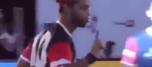 رونالدينو يسجل بطريقة استعراضية - سبوتنيك عربي