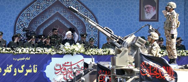 الرئيس الإيرانى حسن روحاني يراقب العرض العسكري بمناسبة الذكرى الـ 37 للحرب بين إيران والعراق في طهران - سبوتنيك عربي