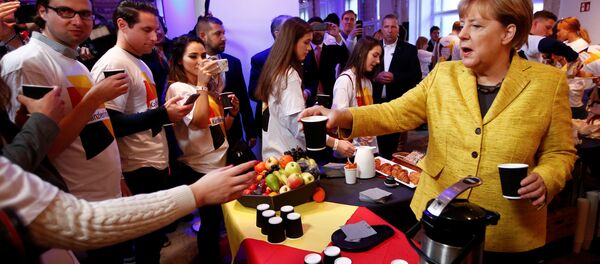 أنجيلا ميركل تقدم القهوة خلال الحملة الانتخابية - سبوتنيك عربي