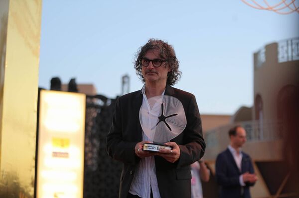 زياد دويري لحظة تكريمه من مجلة فارايتي قبل عرض فيلمه في الجونة - سبوتنيك عربي