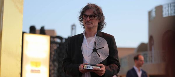 زياد دويري لحظة تكريمه من مجلة فارايتي قبل عرض فيلمه في الجونة - سبوتنيك عربي