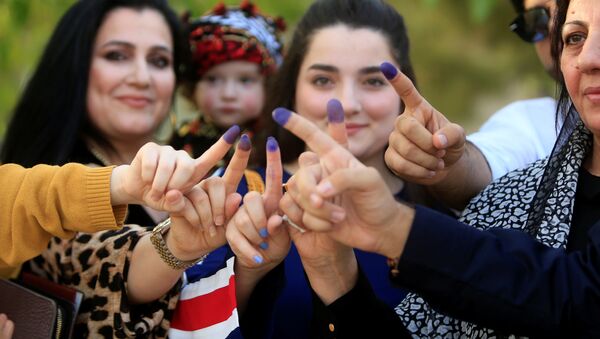 النساء الكرديات خلال مشاركتهن في تصويت استفتاء إقليم كردستان العراق، 25 سبتمبر/ أيلول 2017 - سبوتنيك عربي