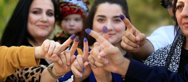 النساء الكرديات خلال مشاركتهن في تصويت استفتاء إقليم كردستان العراق، 25 سبتمبر/ أيلول 2017 - سبوتنيك عربي