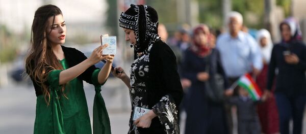 النساء الكرديات خلال مشاركتهن في تصويت استفتاء إقليم كردستان العراق، 25 سبتمبر/ أيلول 2017 - سبوتنيك عربي