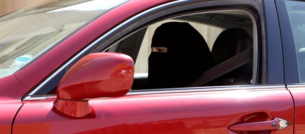 امرأة تقود السيارة في الرياض - سبوتنيك عربي