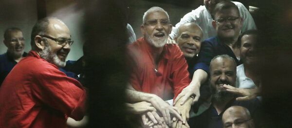 مرشد الإخوان المسلمين وأعضاء ممن الجماعة في السجن - سبوتنيك عربي