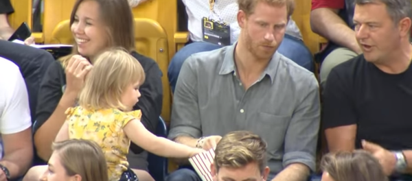 الطفلة تسرق الفشار - سبوتنيك عربي