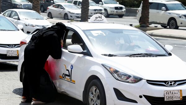 سيدة سعودية تطلب سيارة أجرة في الرياض - سبوتنيك عربي