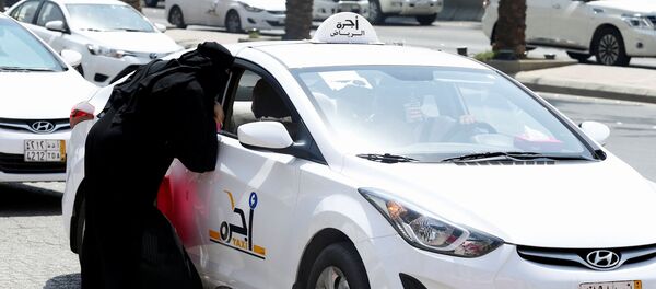 سيدة سعودية تطلب سيارة أجرة في الرياض - سبوتنيك عربي