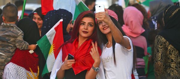 فتيات كرديات خلال التصويت في استفتاء إقليك كردستان، العراق 25 سبتمبر/ أيلول 2017 - سبوتنيك عربي