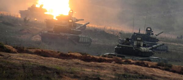 Танки Т-72Б3 на полигоне в Минской области во время совместных стратегических учений Белоруссии и России Запад-2017 - سبوتنيك عربي