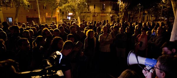 ناخبو كاتالونيا يقفون أمام مراكز الاقتراع - سبوتنيك عربي