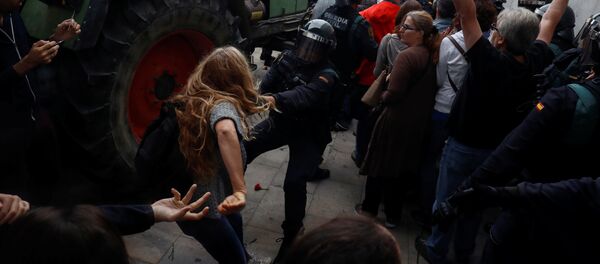 اشتباكات بين الشرطة الإسبانية وناخبين في كتالونيا اشتباكات بين الشرطة الإسبانية وناخبين في كتالونيا - سبوتنيك عربي