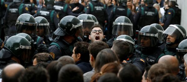 الشرطة الإسبانية تمنع ناخبين في كتالونيا - سبوتنيك عربي