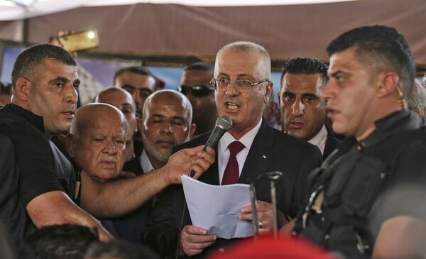  رئيس الوزراء الفلسطيني رامي الحمدالله أثناء إلقاء كلمة في مدينة غزة، قطاع غزة، فلسطين 2 أكتوبر/ تشرين الأول 2017 - سبوتنيك عربي