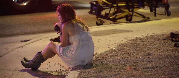 امرأة تجلس في مكان إطلاق النار في لاس فيغاس - سبوتنيك عربي