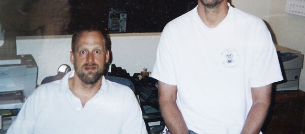 ستيفن بادوك يظهر يسار الصورة إلى جوار شقيقه - سبوتنيك عربي