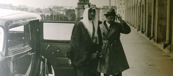 Советский дипломат Карим Хакимов сопровождает во время визита в Москву саудовского принца Фейсала ибн Абдель Азиз ас-Сауд, 1932 год Советский дипломат Карим Хакимов сопровождает во время визита в Москву саудовского принца Фейсала ибн Абдель Азиз ас-Сауд, 1932 год - سبوتنيك عربي