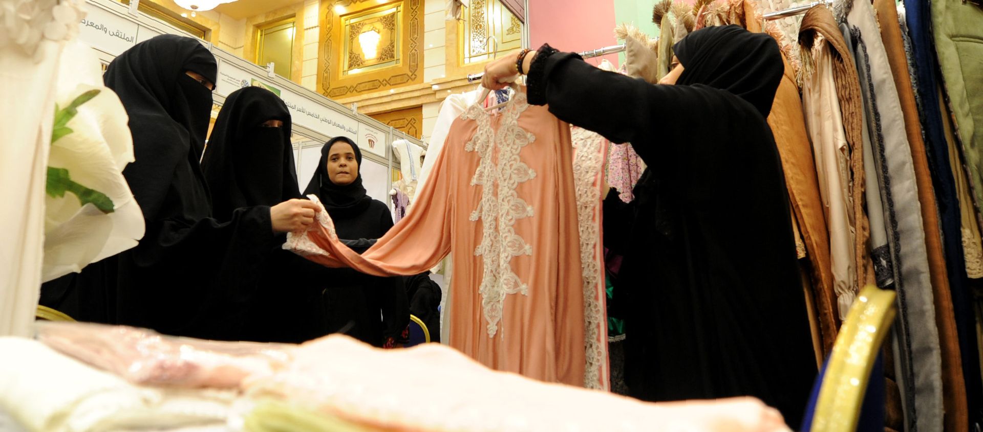 نساء سعوديات في متجر للأزياء التقليدية في منتجع ميناء البحر الأحمر، جدة، السعودية 20 يناير/ كانون الثاني 2016 نساء سعوديات في متجر للأزياء التقليدية في منتجع ميناء البحر الأحمر، جدة، السعودية 20 يناير/ كانون الثاني 2016 - سبوتنيك عربي, 1920, 16.01.2021