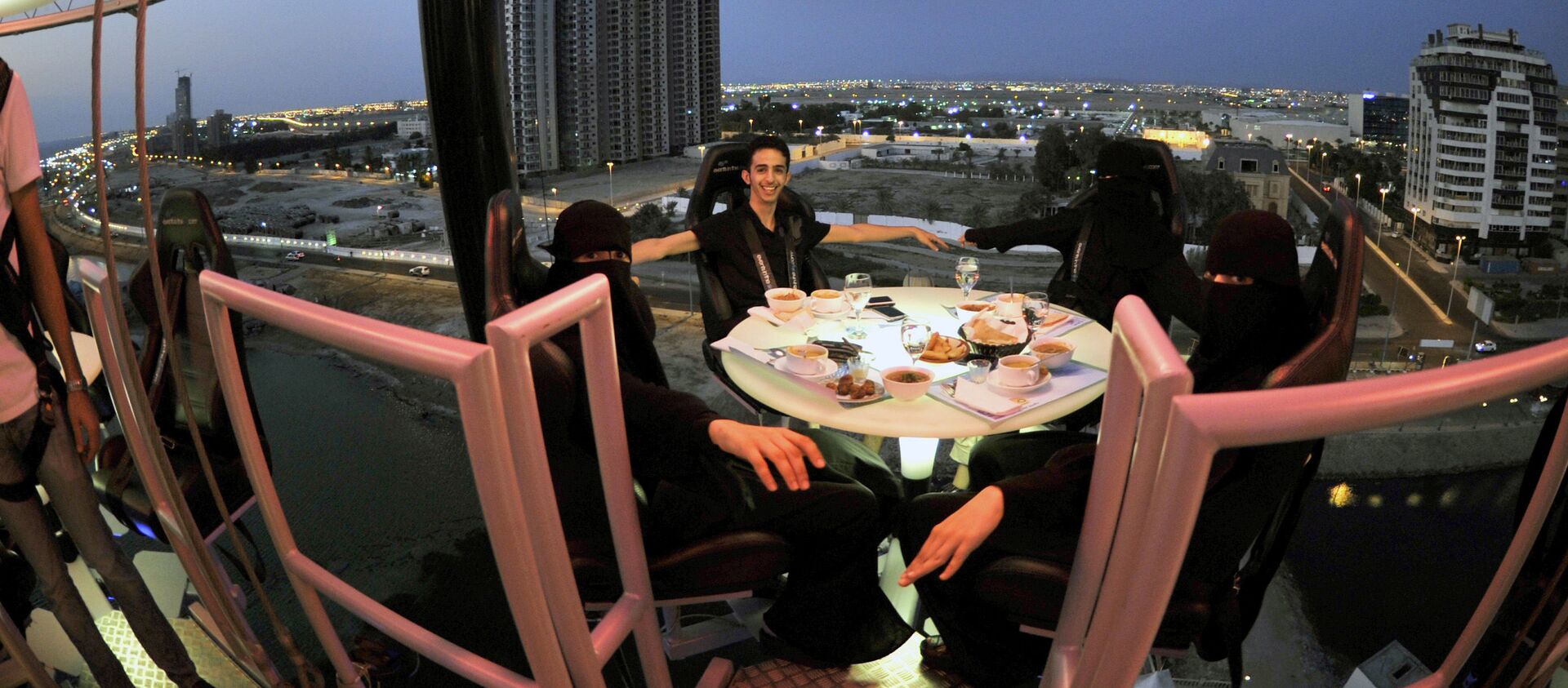 إفطار رمضان في مطعم على ارتفاع 50م فوق ميناء البحر الأحمر، جدة، السعودية 17 أغسطس/ آب 2011 - سبوتنيك عربي, 1920, 11.10.2021