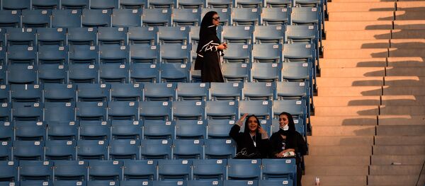 نساء سعوديات في استاد رياضي الملك فهد في الرياض، السعودية 23 سبتمبر/ أيلول 2017 - سبوتنيك عربي