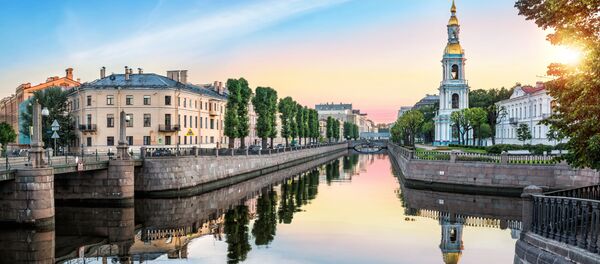 جسر بيكالوف وبرج الجرس لكتدرائية القديس نيكولاي في سان بطرسبورغ، روسيا، والأسطورة تقول أن من يأتي إلى هذا المكان ويتمنى أمنية، فإنها ستتحقق. - سبوتنيك عربي