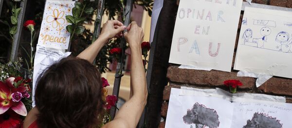 امرأة تثبت زهرة أمام مبنى حيث جرى التصويت، خلال مظاهرات لتأييد استفتاء كتالونيا في برشلونة - سبوتنيك عربي