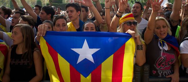 متظاهرون خرجوا لتأييد استفتاء كتالونيا في برشلونة متظاهرون خرجوا لتأييد استفتاء كتالونيا في برشلونة - سبوتنيك عربي