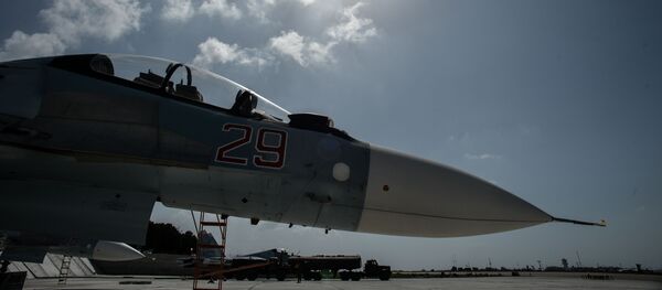 قاذفة سو-30 إس إم، تابعة للقوات الجوية الفضائية الروسية، تستعد للاقلاع من مطار القاعدة العسكرية السورية حميميم في سوريا - سبوتنيك عربي