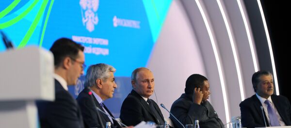 الرئيس الروسي فلاديمير بوتين خلال أسبوع الطاقة الروسي - سبوتنيك عربي