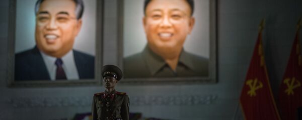 Портреты Ким Чен Ира и Ким Ир Сена в Пхеньяне - سبوتنيك عربي