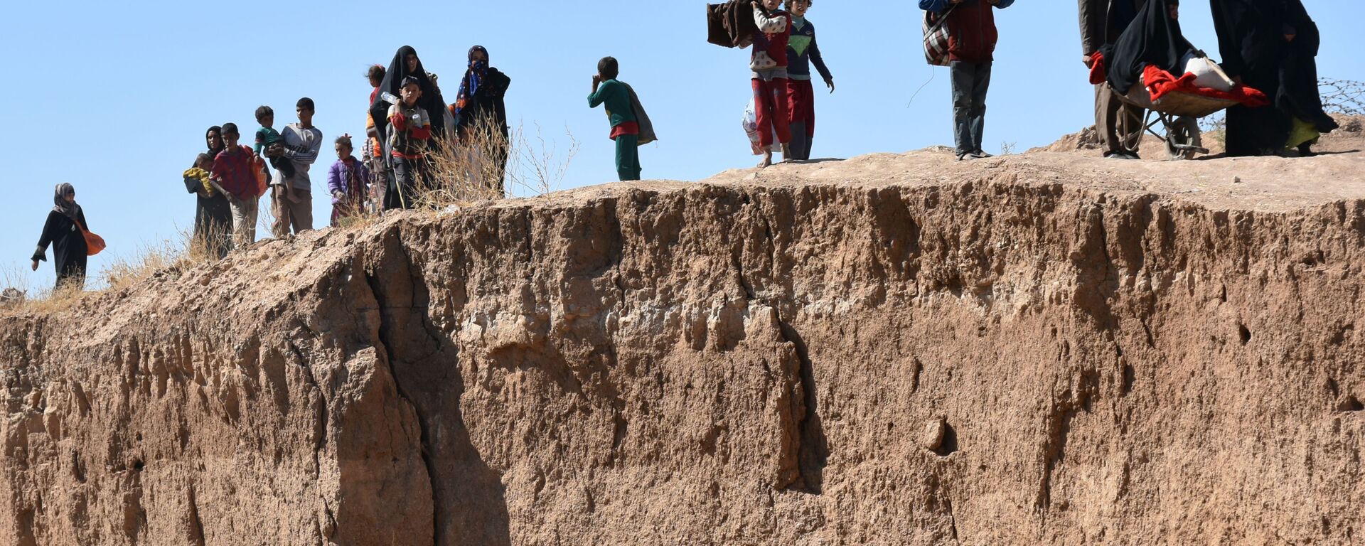 نازحون عراقيون يفرون من منطقة الزرقة جنوب كركوك، العراق 4 أكتوبر/ تشرين الأول 2017 - سبوتنيك عربي, 1920, 21.02.2023