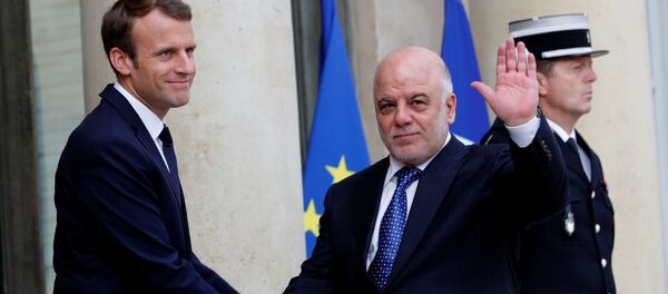 رئيس وزراء العراق حيدر العبادي مع الرئيس الفرنسي إيمانويل ماكرون - سبوتنيك عربي