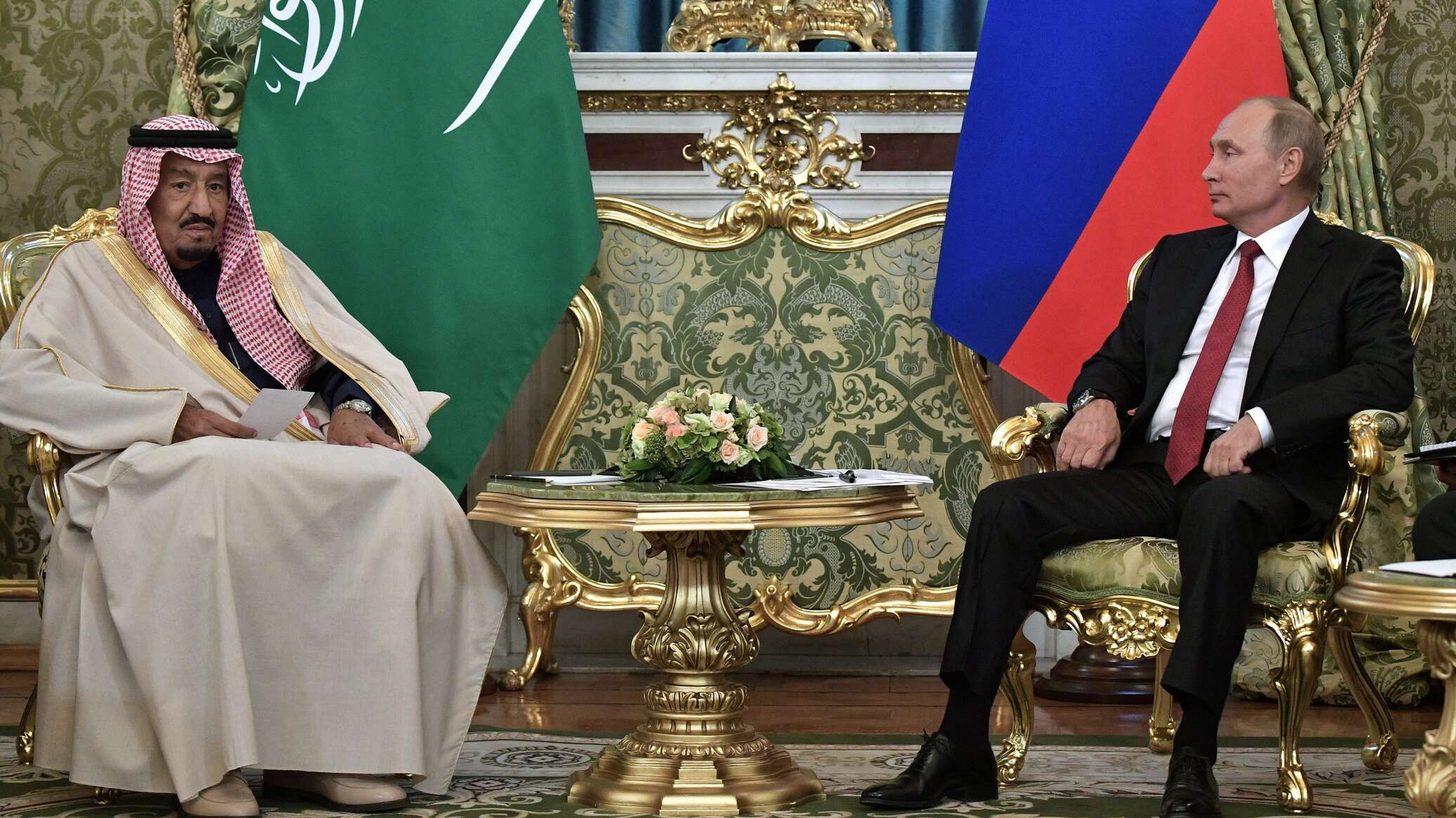 الملك السعودي يتسلم رسالة خطية من الرئيس الروسي