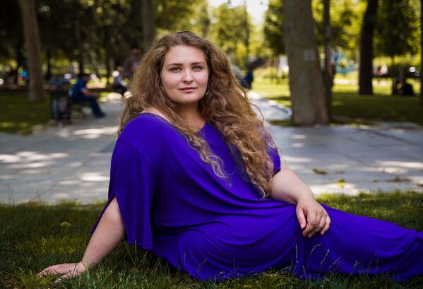 كتاب أطلس الجمال (The Atlas of Beauty) - صورة لفتاة تدعى بينار من أصول يونانية تركية - سبوتنيك عربي