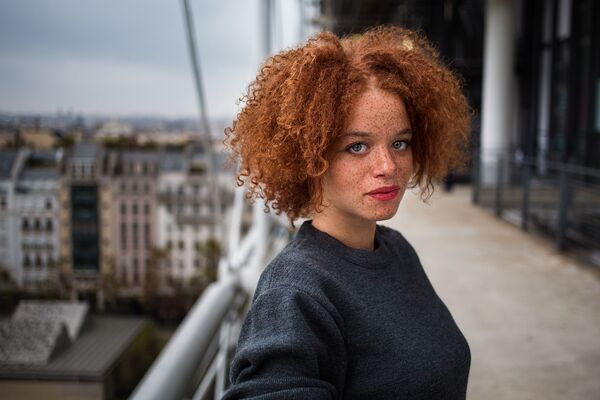 كتاب أطلس الجمال (The Atlas of Beauty) - صورة لفتاة تدعى إيمان (من أصول أفريقية أوروبية) من فرنسا - سبوتنيك عربي