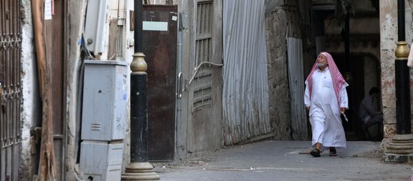 رجل يمر في إحدى شوارع مدينة الجدة، المملكة العربية السعودية - سبوتنيك عربي