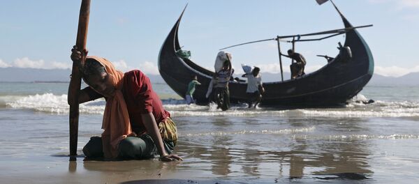 لاجئو الروهينغا بعد وصولهم إلى سواحل مدينة تكناف، بنغلادش 1 أكتوبر/ تشرين الأول 2017 - سبوتنيك عربي