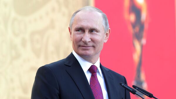 الرئيس الروسي فلاديمير بوتين خلال حضوره مراسم انطلاق جولة بطولة كأس العالم لكرة القدم 2018 في ملعب لوجنيكي الأولمبي في موسكو - سبوتنيك عربي