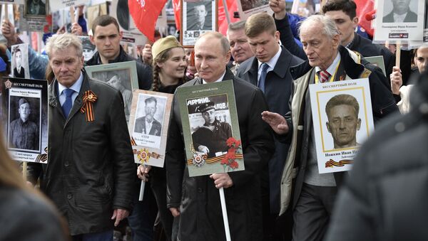 الرئيس فلاديمير بوتين أثناء مشاركته المواطنين لمسيرة الفوج الخالد في الذكرى الـ 72 لعيد النصر في الحرب الوطنية العظمى على الساحة الحمراء في موسكو، روسيا 9 مايو/ أيار 2017 - سبوتنيك عربي