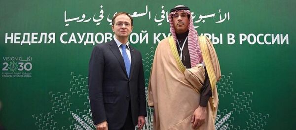 وزير الثقافة والإعلام السعودي عواد العواد ووزير الثقافة الروسي فلاديمير ميدينسكي خلال لقائهما في موسكو - سبوتنيك عربي