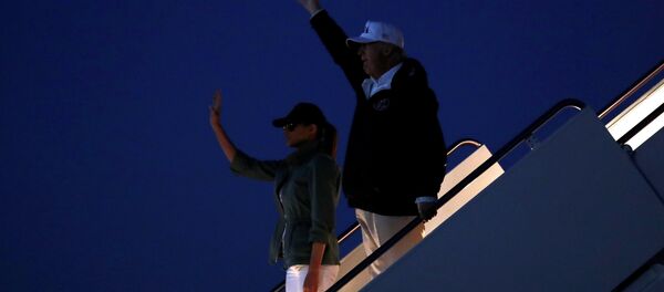 ميلانيا ترامب ترتدي النظارات الشمسية ليلا ميلانيا ترامب ترتدي النظارات الشمسية ليلا - سبوتنيك عربي