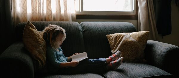 علماء يكشفون أسباب صعوبة القراءة عند الأطفال - سبوتنيك عربي