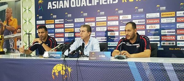 مدرب المنتخب السوري أيمن الحكيم و المنسق الإعلامي للمنتخب بشار محمد - سبوتنيك عربي