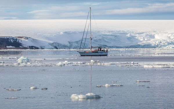 أرخبيل أرض فرانس جوزيف في بحر بارنتس في منطقة القطب الشمالي - يخت للأبحاث العلمية Alter Ego - سبوتنيك عربي