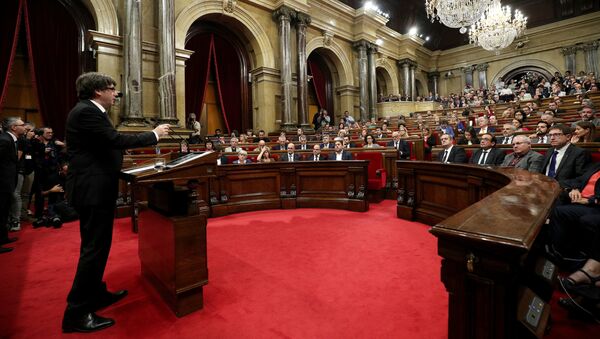 رئيس كتالونيا كارليس بويغديمونت يتحدث أمام البرلمان الإقليمي الكاتالوني في برشلونة - سبوتنيك عربي