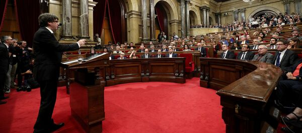 رئيس كتالونيا كارليس بويغديمونت يتحدث أمام البرلمان الإقليمي الكاتالوني في برشلونة - سبوتنيك عربي