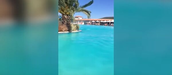 إعصار يضرب حوض سباحة في منتجع باليونان إعصار يضرب حوض سباحة في منتجع باليونان - سبوتنيك عربي