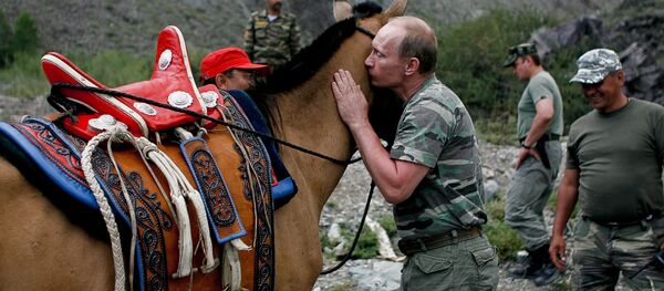 فلاديمير بوتين خلال قضاء عطلته الصيفية في جمهورية تيفا، روسيا عام 2008 - سبوتنيك عربي